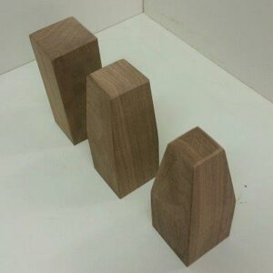 4 Möbelfüsse-Nussbaum massiv-quadrisch gearbeitet 120x50x50mm